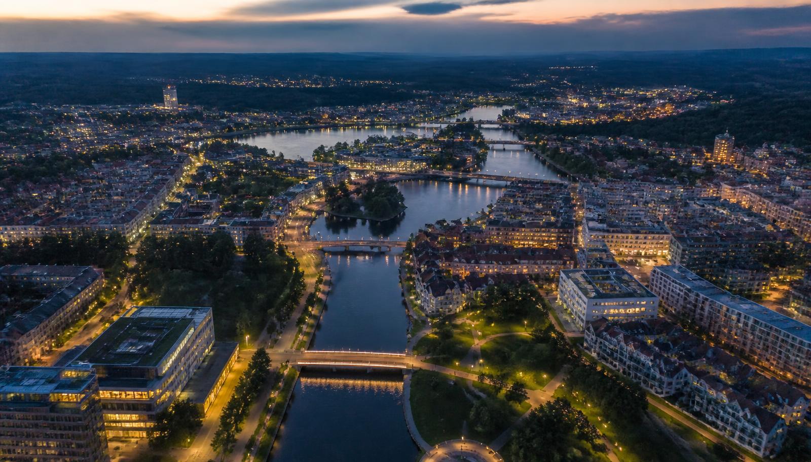 Flygbild över en stad i skymningen